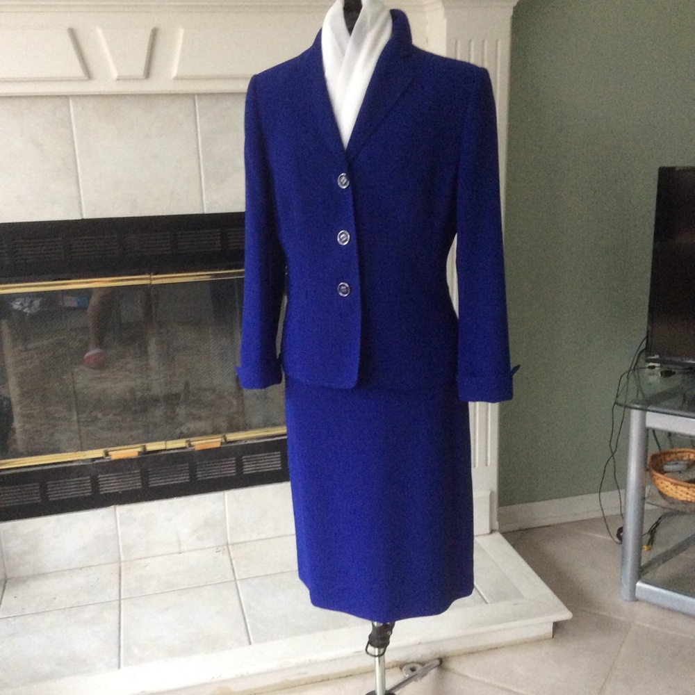 Stunning Evan-Picone Suit!